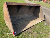 Loader bucket with Euro 8 brackets - 2