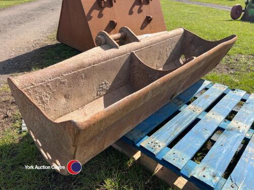 JCB wide digger bucket