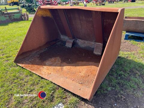 Wide digger bucket