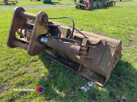 Hydraulic tilting grading bucket, 65mm pins - 4