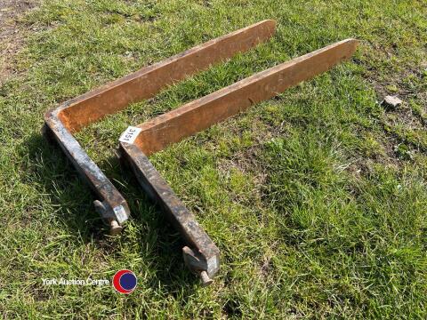 Set of forklift pallet tines