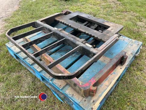 Forklift carriage plus a pair of forks
