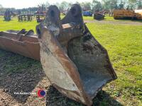 65mm digger bucket, 20' wide - 2