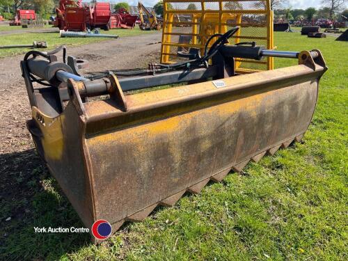 Strimech shear grab c/w Hardox tines pin and cone brackets very good condition