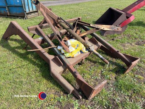 Fordson Major front end loader c/w all parents and roll bar good condition