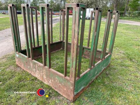 Hay feeder