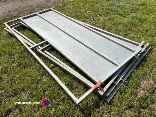 4 x sheeted hurdles c/w pins