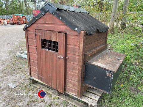 Small hen hut, with egg box
