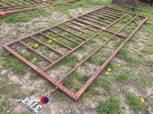 Metal pig gate