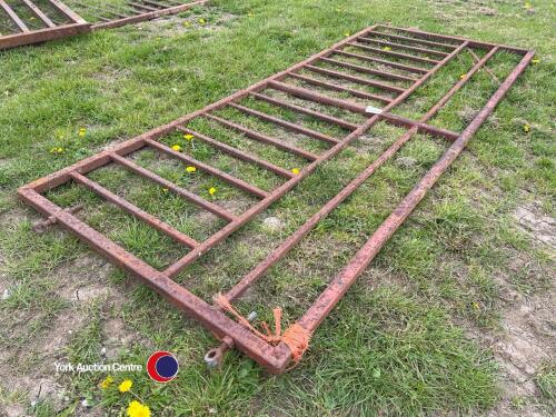 Metal pig gate