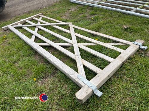 Wooden field gate with crooks