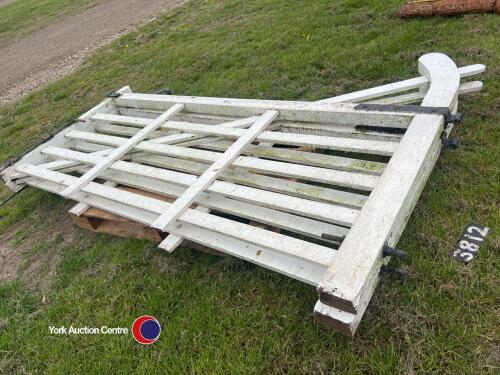 2 x white wooden farm gates, 8ft x 4ft. gc