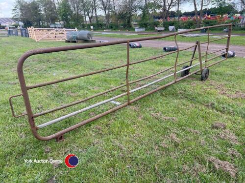 Gate on wheels