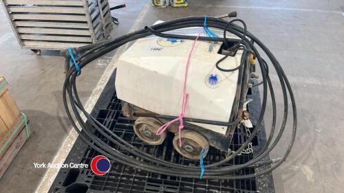 Micro 11/110 hot/cold pressure washer