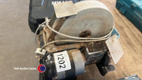 Bench grinder and wet stone, gwo
