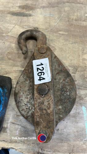 Pulley wheel snatch block