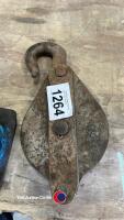 Pulley wheel snatch block