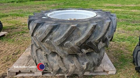 2 x Ford 8 stud wheels, 16.9 x 30