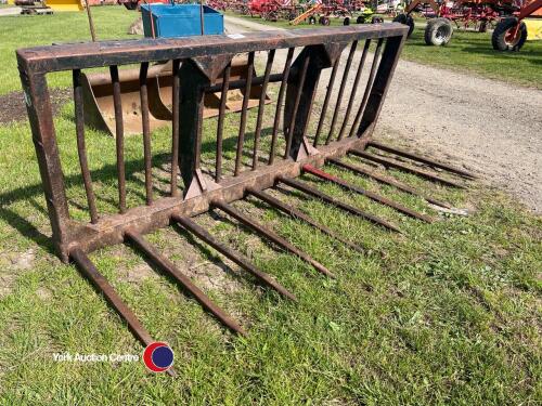 Manitou muck fork