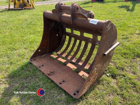 Digger riddle bucket