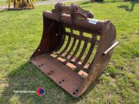 Digger riddle bucket