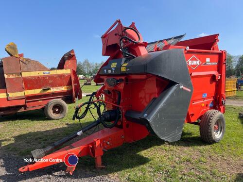Kuhn Primor 3570M straw blower, less than 1000 bales from new