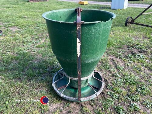 Osbourne weaner round feeder