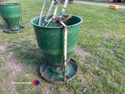 Osbourne weaner round feeder