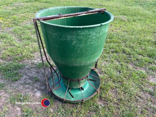 Osbourne weaner round feeder