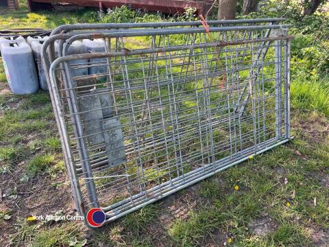 6 x galvanised hurdles