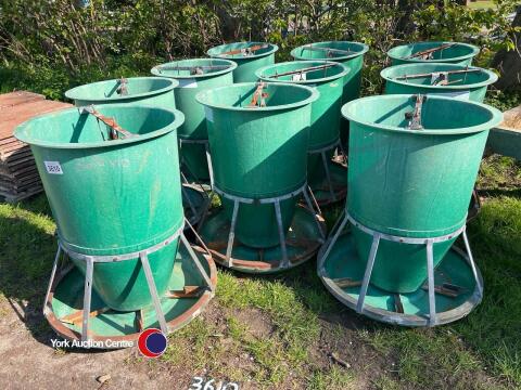 10 x Osbourne big wheel pig feeders
