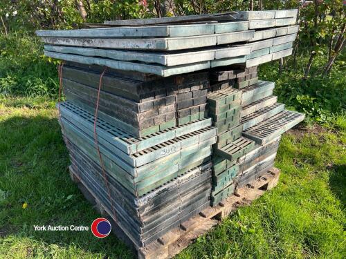 50 x plastic slats, 121cm x 48.5cm