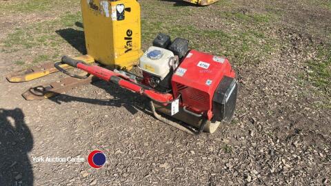 Fairport FVR580 580mm wide vibrating roller, Honda engine, working