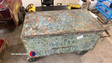Workshop tool chest on wheels