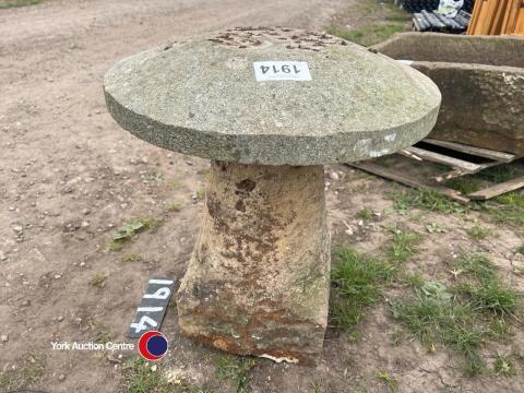 Straddle stone