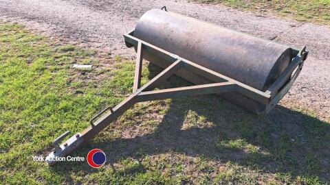 5ft quad roller, can be filled with water, tow bar hitch, good condition