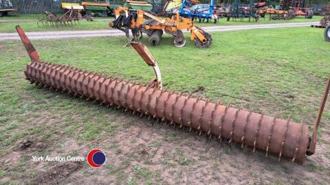 Kuhn 4m packer roller with arms and scrapers