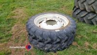 Pr of 9.5 R32 row crop wheels