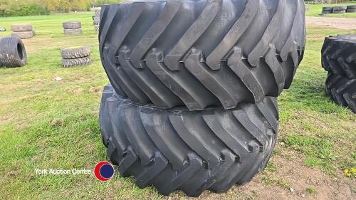 Pair 28.1 x 26 wheels and tyres