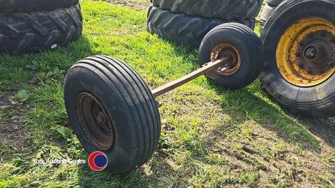 Axle wheel and tyres