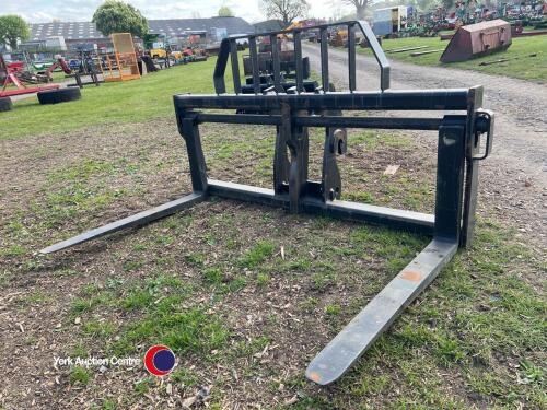 JCB Pallet forks on wide frame