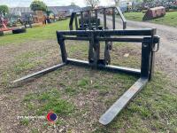 JCB Pallet forks on wide frame