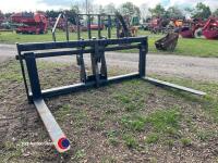 JCB Pallet forks on wide frame - 2