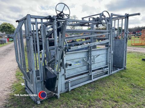 IAE cattle crush head scoop and Vet box