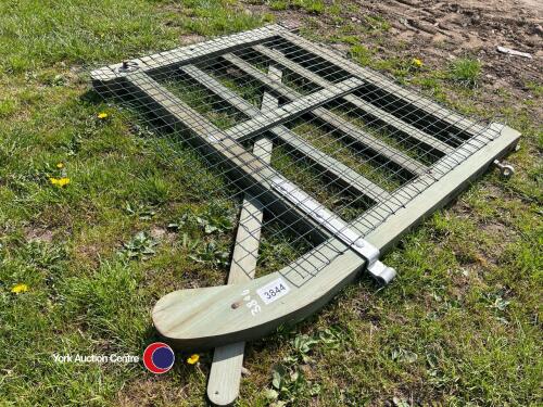 Wooden gate, 4ft7in x 5ft2in