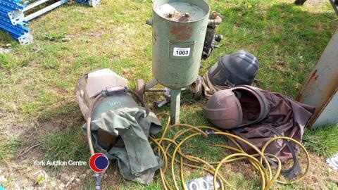Sandblasting pot c/w masks