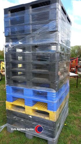15 x plastic pallets