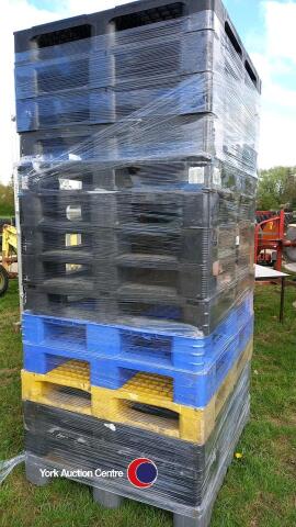 15 x plastic pallets
