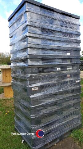 15 x plastic pallets