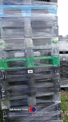 15 x plastic pallets